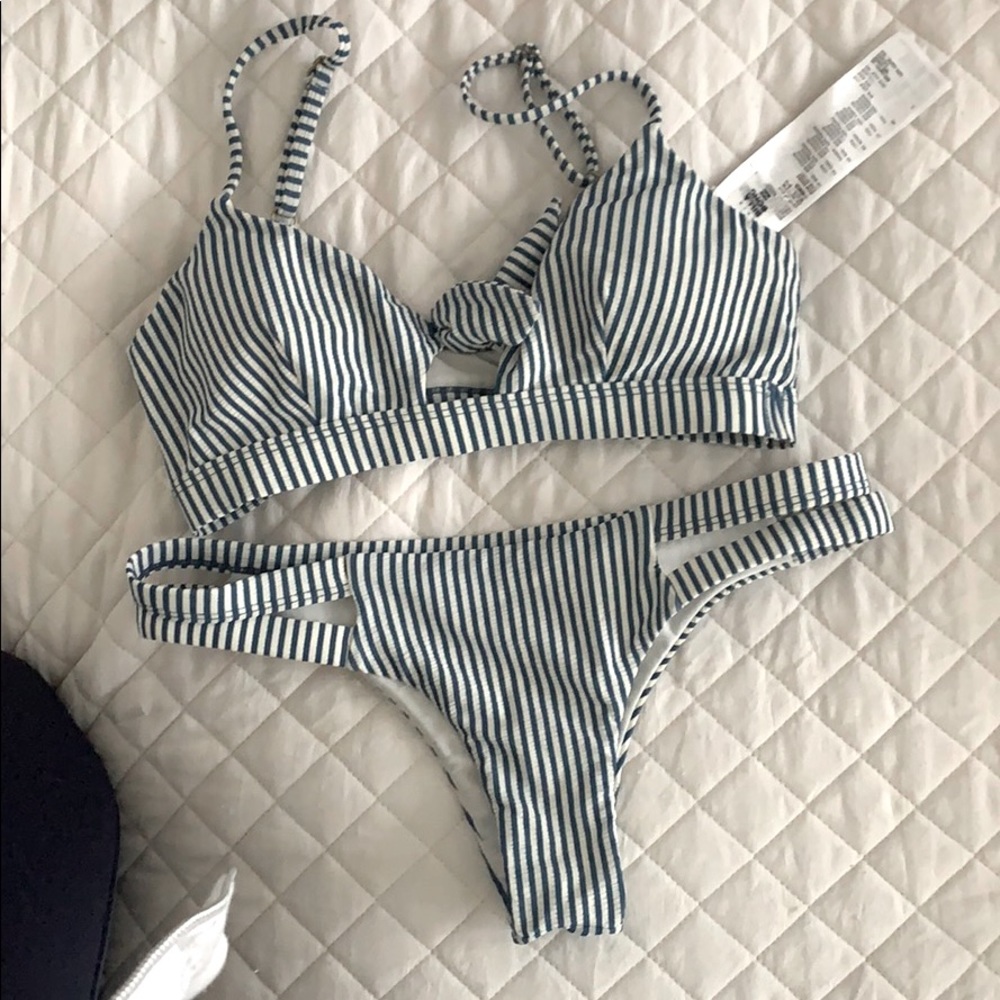 Billabong swimmie